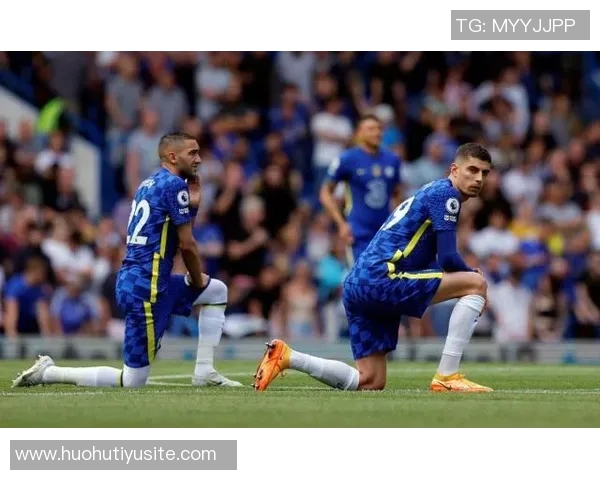 英超球员本周赛前首次单膝下跪共同反对种族歧视行动